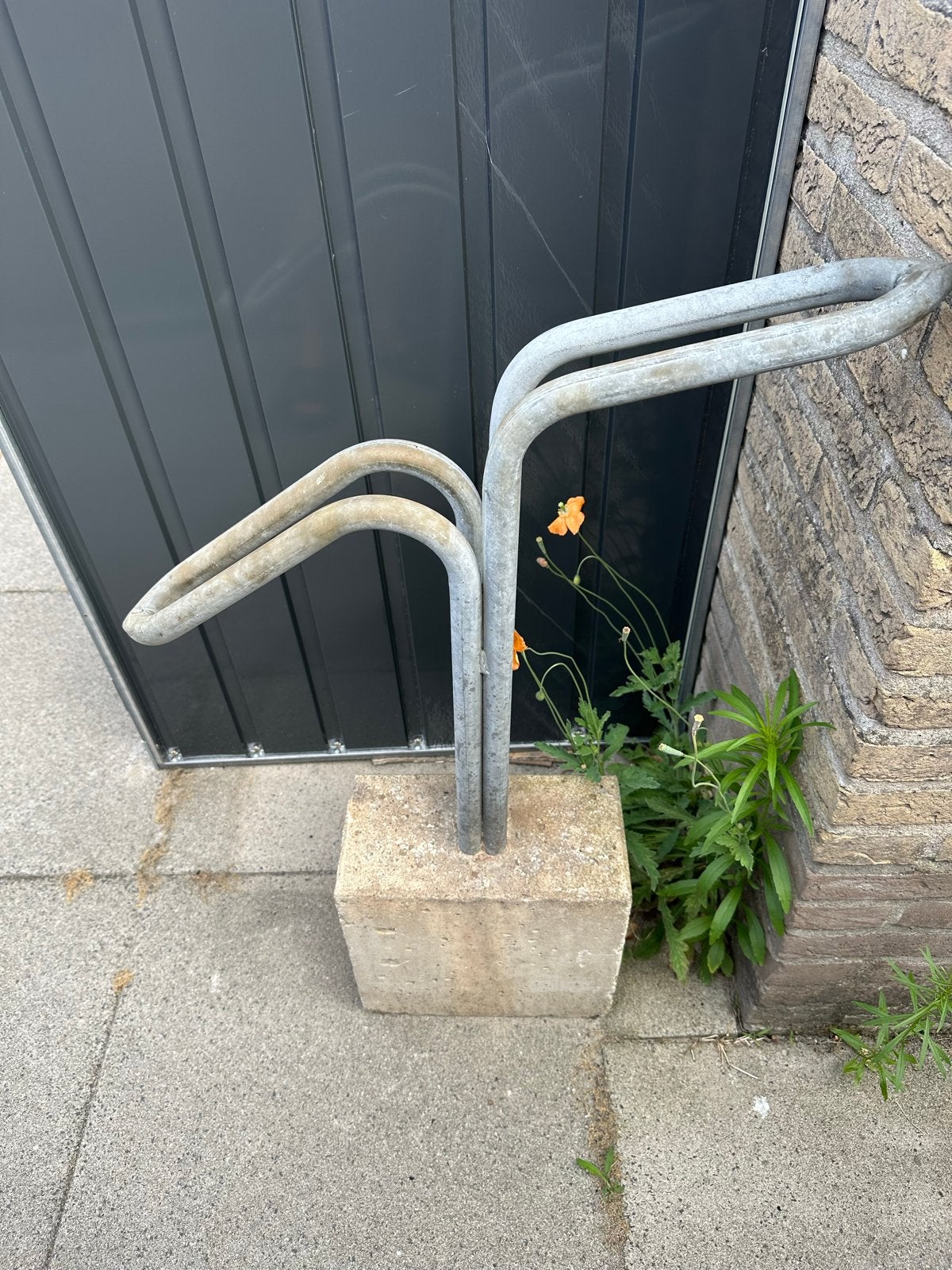 Robuuste fietsbeugel met betonvoet, Ophalen, Gebruikt