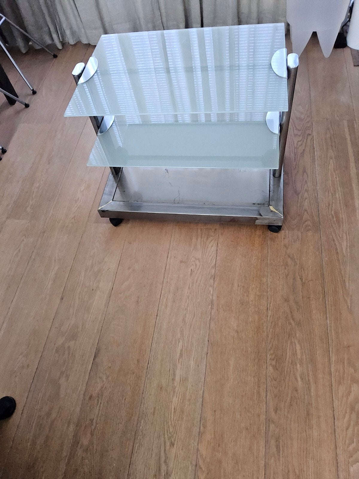 Glazen tv meubel met metalen frame en wieltjes, Ophalen, 50 – 75, Minder dan 50 cm, Gebruikt