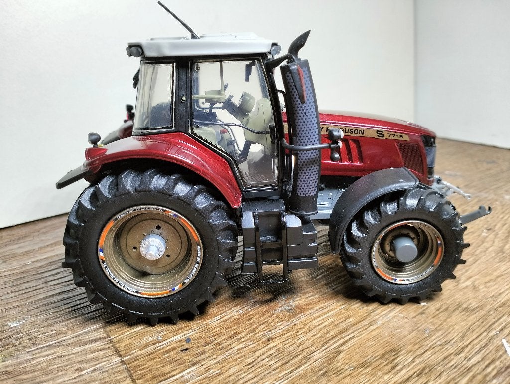 Te koop UH Massey Ferguson 7718S  Soul limited(A), Ophalen of Verzenden, Zo goed als nieuw, Tractor of Landbouw, Universal Hobbies