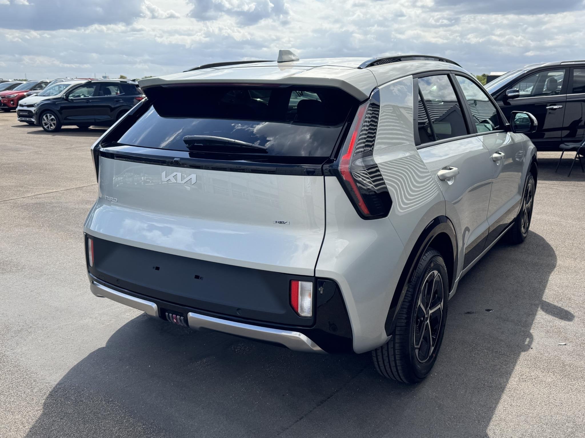 Foto 3 van Kia Niro 1.6 GDi Hybrid DynamicLine FACELIFT ACTIE! Nieuw ui