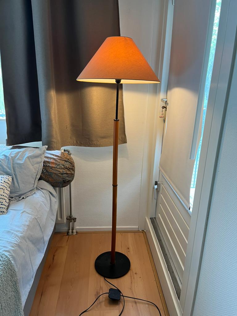 Vloerlamp met terra cotta kleur kap, Ophalen, Zo goed als nieuw, Hout, 150 tot 200 cm