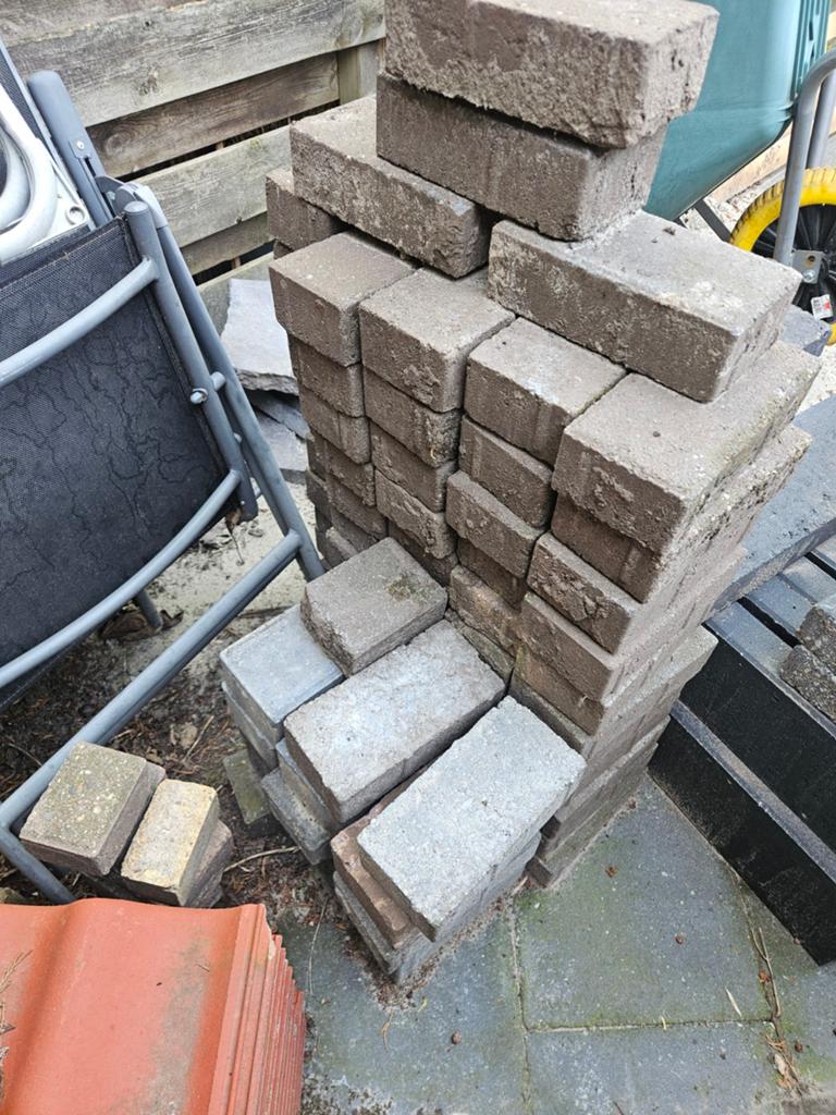 Gratis stenen 20x10x5 (ca. 64 stuks) op te halen, Ophalen, Gebruikt, Beton