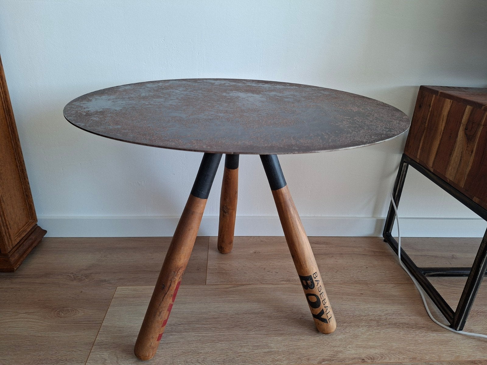 Te koop: Prachtige Industriële Bijzettafel (Nieuwstaat), Metaal of Aluminium, Rond, Nieuw, 55 tot 75 cm