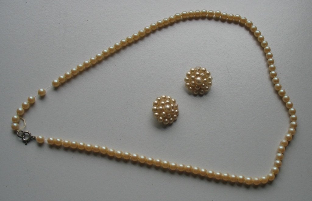 Kunststof parelketting met oorbellen, Sieraden, Tassen en Uiterlijk, Ophalen of Verzenden, Gebruikt, Overige kleuren, Kunststof