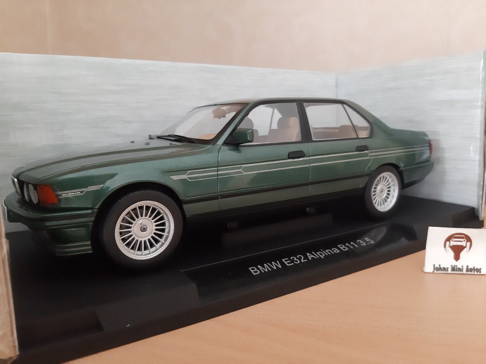 BMW-Alpina B11 3.5 1992 Donkergroen van MCG 1:18