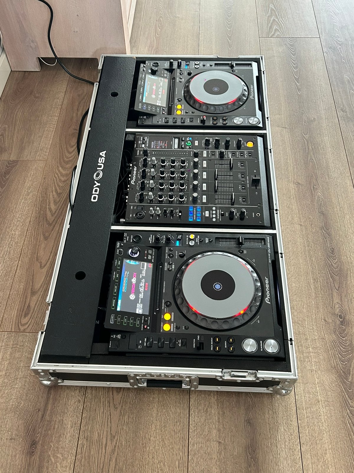 Foto 6 van Pioneer djm 900, 2x cdj 2000 nexus + flightcase