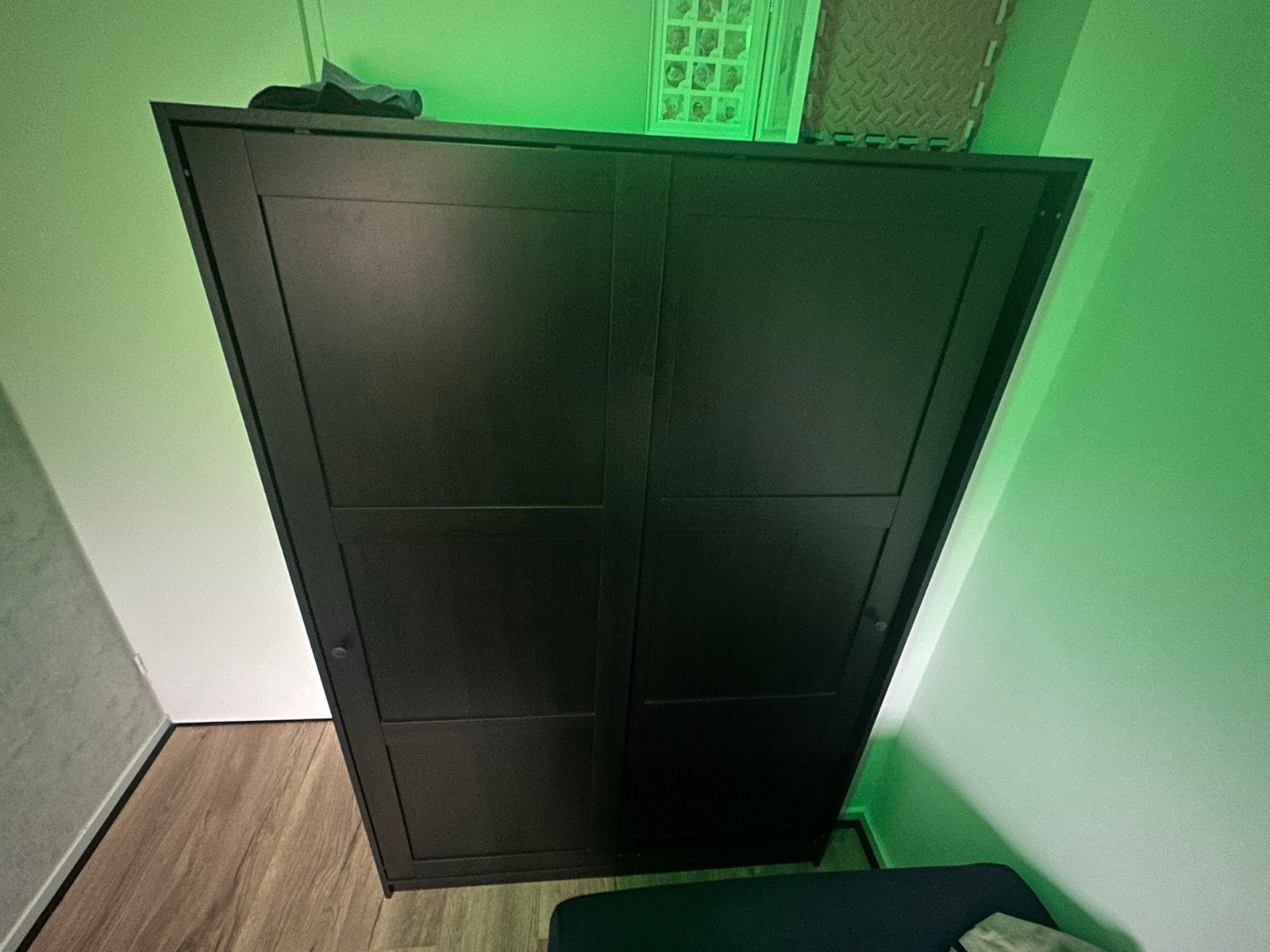 Zwarte kledingkast met schuifdeuren ikea RAKKESTAD, Huis en Inrichting, Kasten | Kledingkasten, Met plank(en), Gebruikt, 100 tot 150 cm