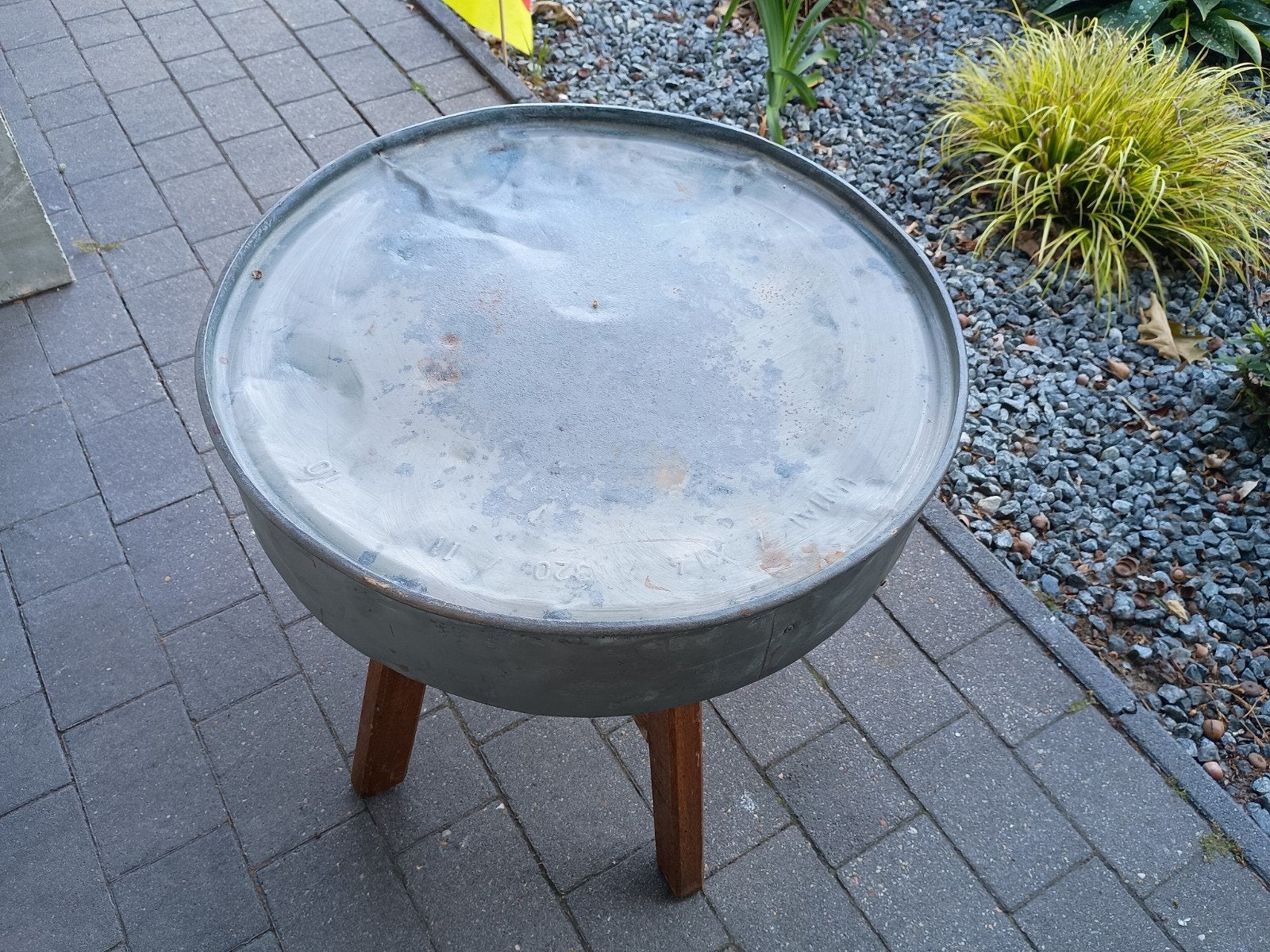 Unieke vintage bijzettafel van metalen vat met houten poten, Ophalen
