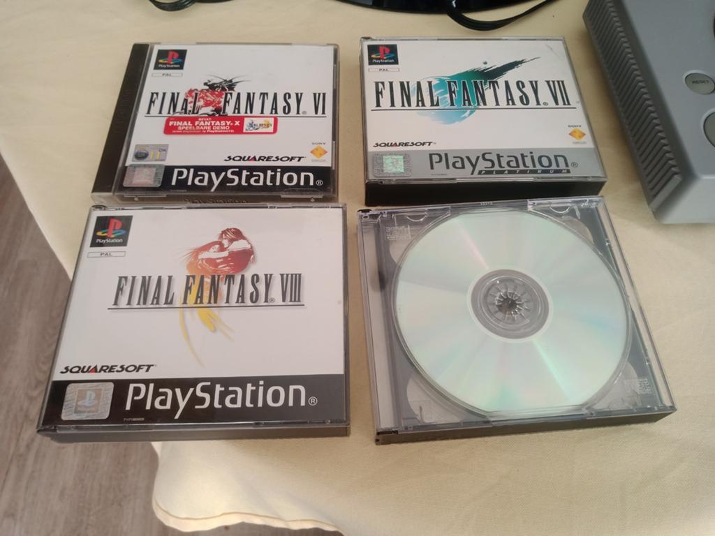 Sony PlayStation 1 met Final Fantasy games, Spelcomputers en Games, Ophalen of Verzenden, Gebruikt, Met 1 controller, Met games