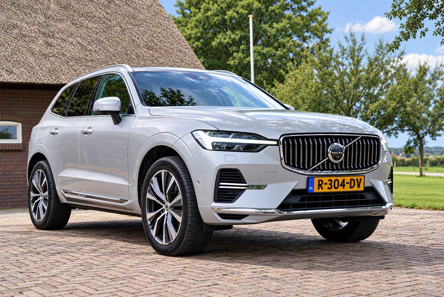 Volvo XC60 T6 Recharge | 340pk | Pano | 360° | HUD | Trekhaa, Automaat, Zwart, 1969 cc, 138 €/maand