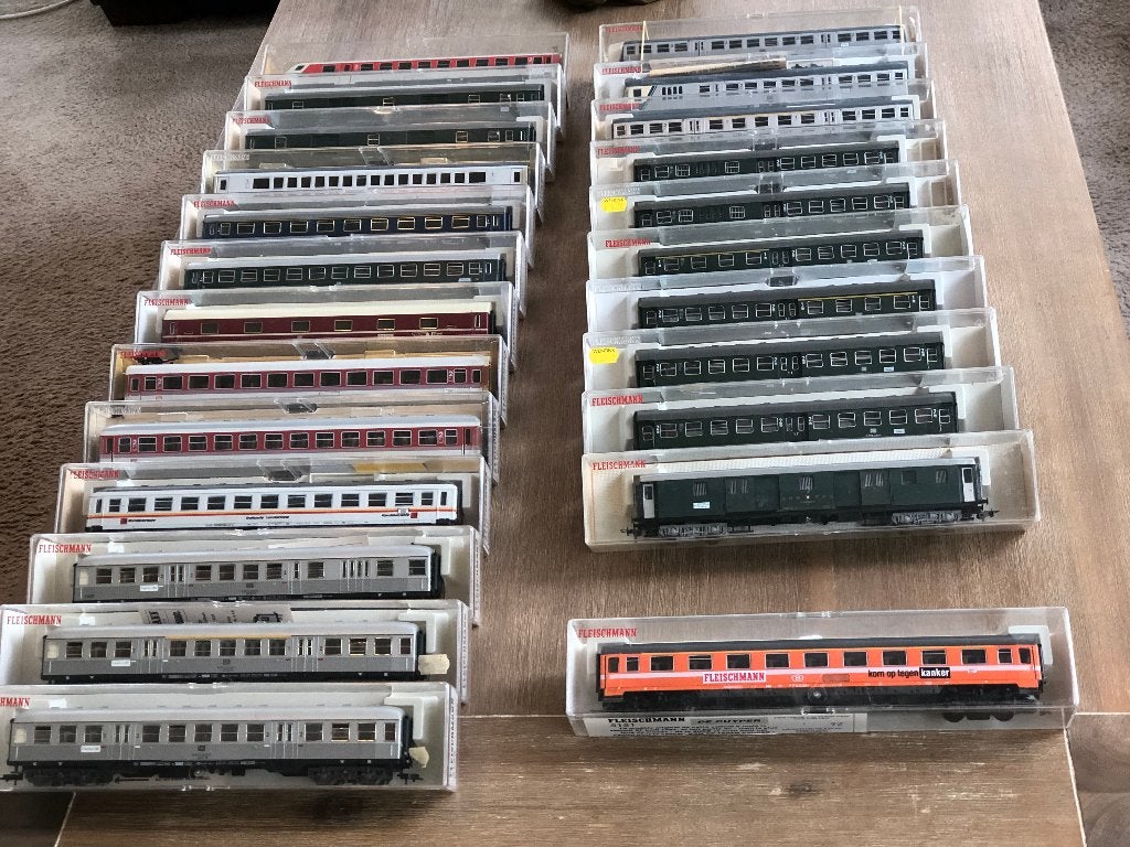 FLEISCHMANN  DIVERSE  nieuwe  RIJTUIGEN  (323), Gelijkstroom, Fleischmann, Ophalen of Verzenden, Nieuw