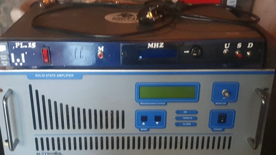Fm zender 500 wat met antennes 2 stuksbreedband, Telecommunicatie, Zenders en Ontvangers, Ophalen, Zender