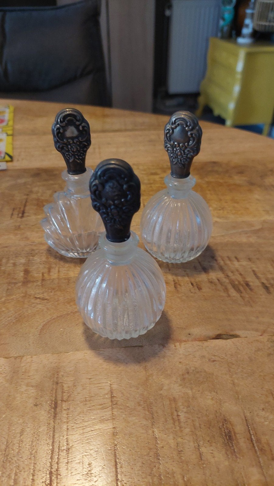 Set van 3 Antieke Parfumflesjes met Sierlijke Dop, Antiek en Kunst, Ophalen