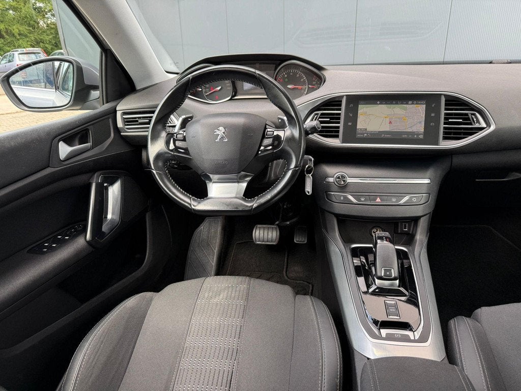 Peugeot 308 SW 1.2 PureTech Blue Lease Premium pano trekhaak, Auto's, Peugeot, Gebruikt, 1199 cc, Leder en Stof, Origineel Nederlands