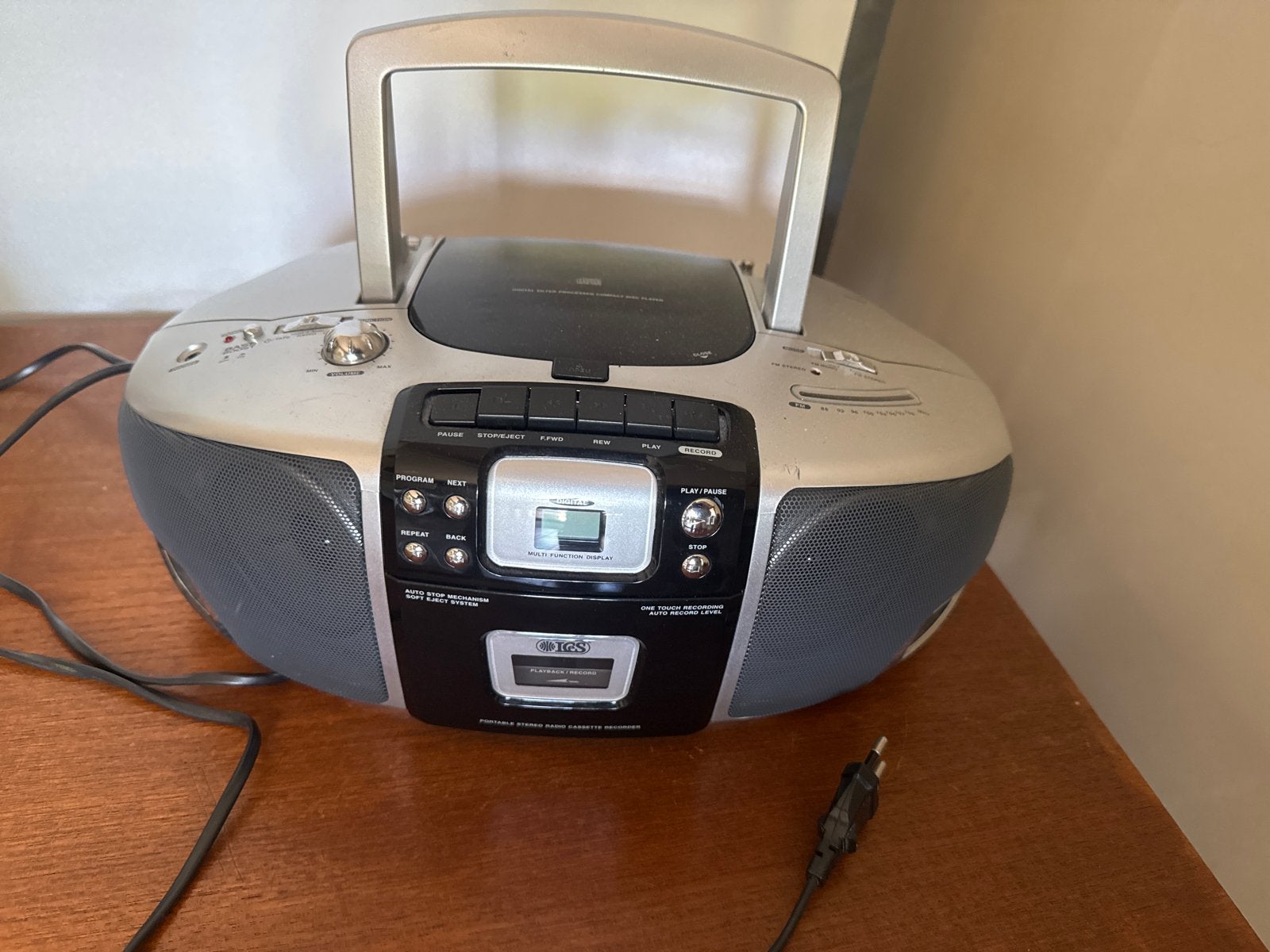 Draagbare CD-speler met radio en cassettedeck, Ophalen of Verzenden, Gebruikt, Radio, Met cd-speler