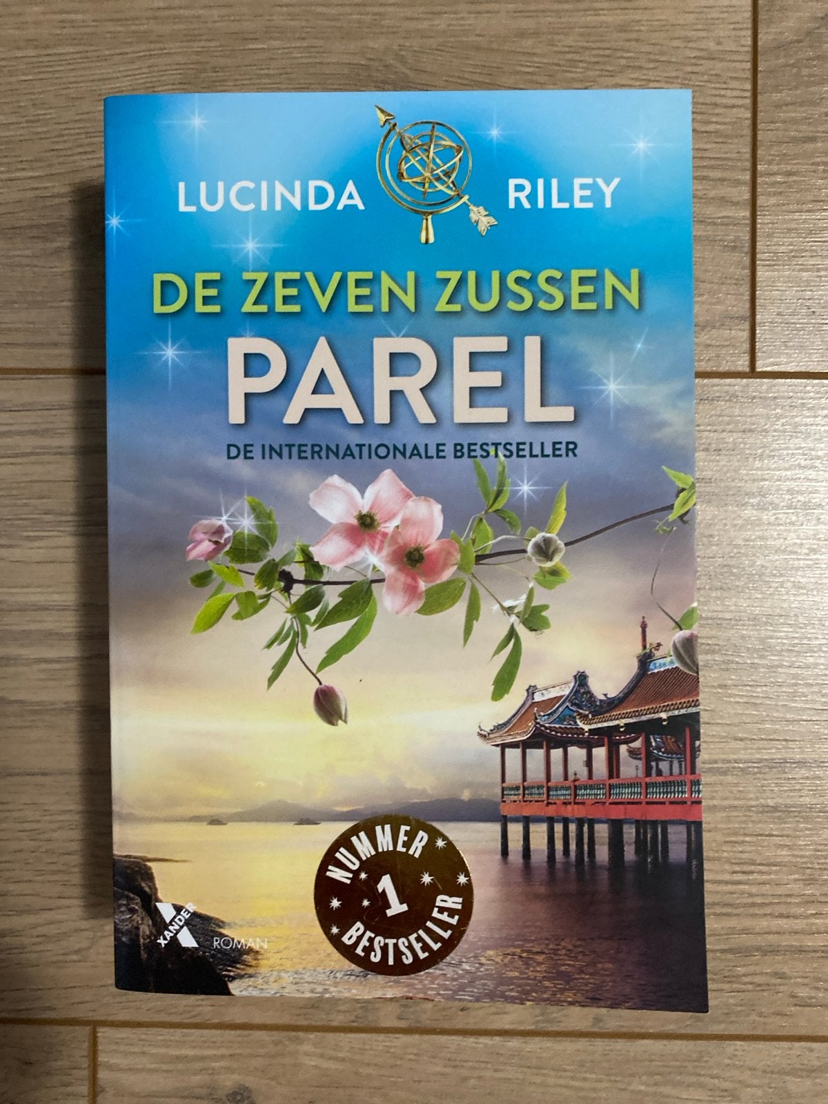 De Zeven Zussen - Parel (Lucinda Riley) - Zo goed als nieuw, Boeken, Romans, Ophalen of Verzenden, Zo goed als nieuw, Nederland