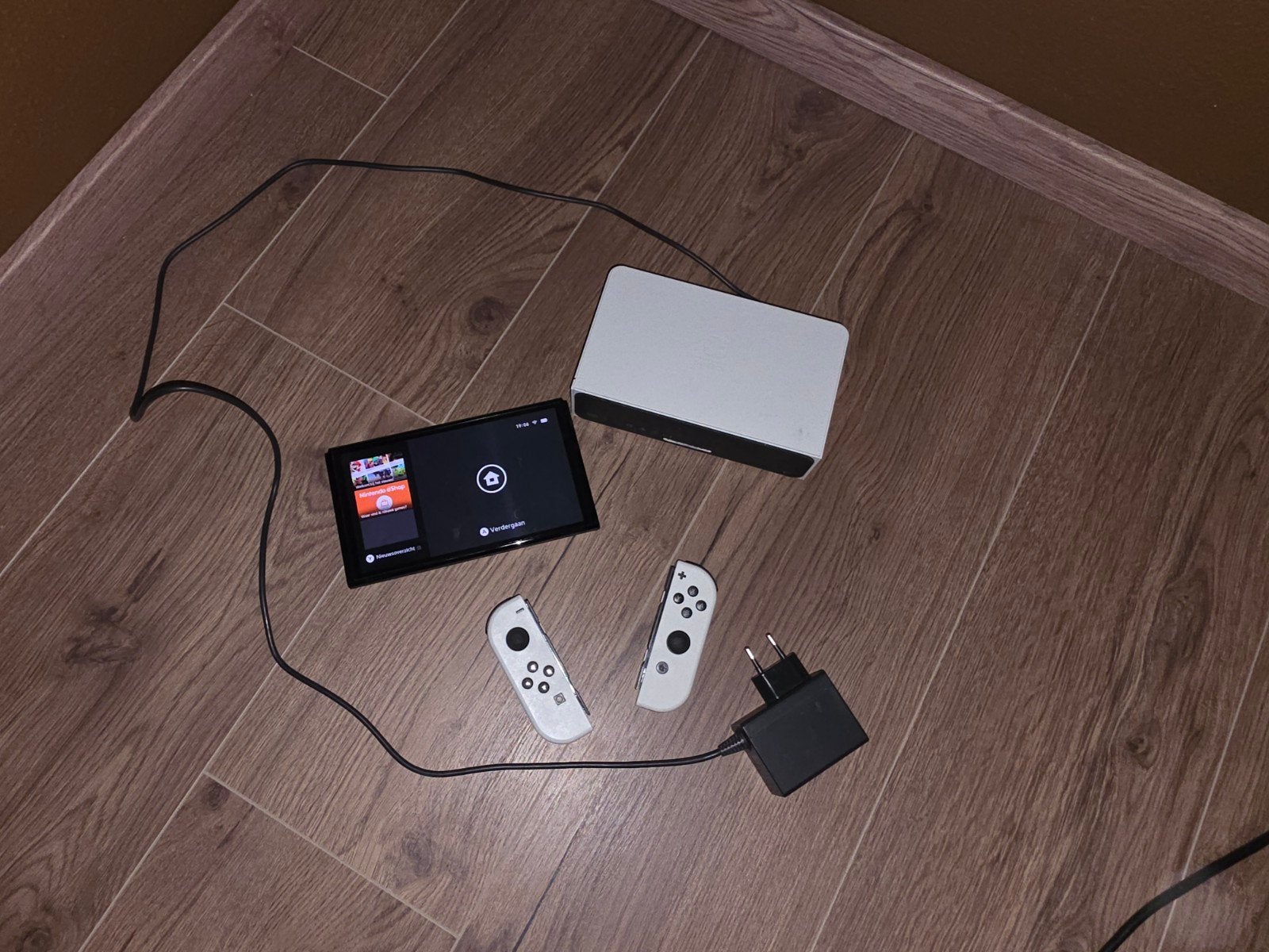 Foto 16 van Nintendo Switch OLED met 2 controllers en dock