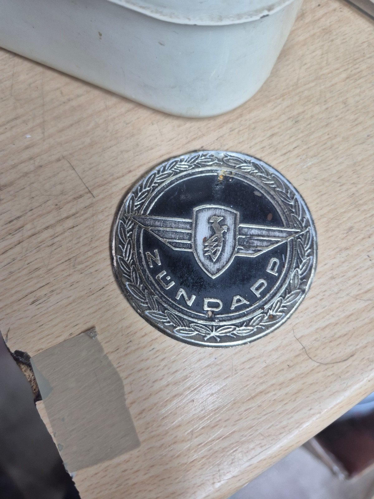 Zündapp tankembleem - Vintage motorfiets badge, Ophalen of Verzenden
