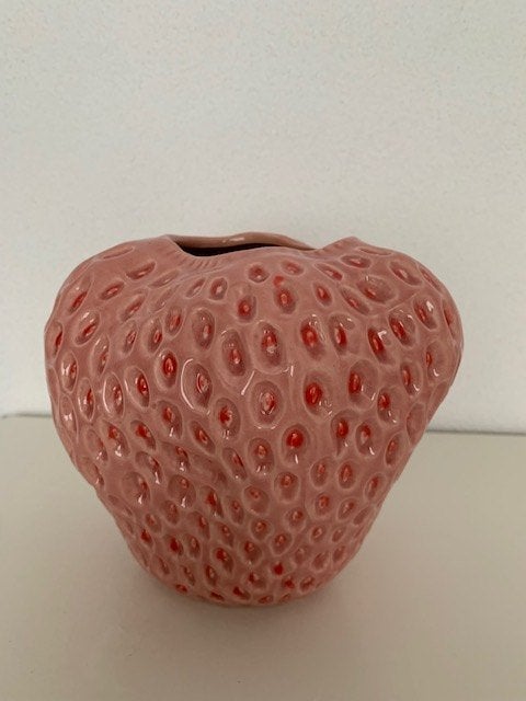 Gave aardbei vaas van Despots, H18,  Br 14/16 cm, Huis en Inrichting, Handgemaakt, Nieuw, Ophalen of Verzenden, Roze