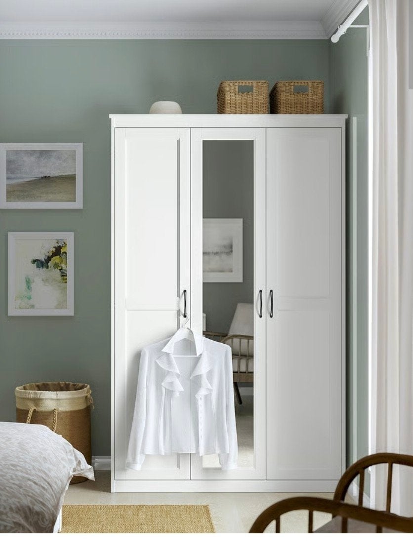 Ikea Songesand wardrobe with mirror in perfect condition ., Ophalen, 100 tot 150 cm, Zo goed als nieuw, 150 tot 200 cm