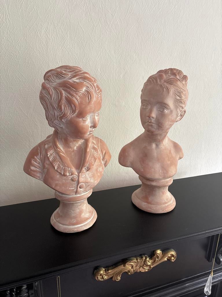 Twee bustes van kinderen, Antiek en Kunst, Ophalen, Buste, Handgemaakt, 20 - 50 cm