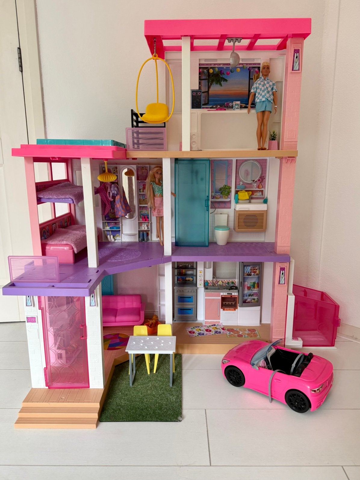 Barbie Droomhuis met Barbies en auto, Kinderen en Baby's, Ophalen, Zo goed als nieuw, Toebehoren