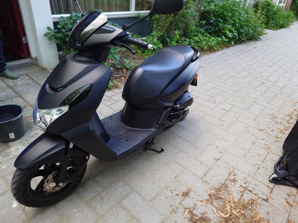Peugeot Kisbee Black Edition 2019, Fietsen en Brommers, Ophalen, Gebruikt, Overige modellen, Benzine