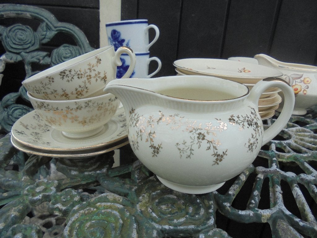 Melkkannetje + 2 kop en schotels MOSA gouden bloemetjes, Ophalen of Verzenden