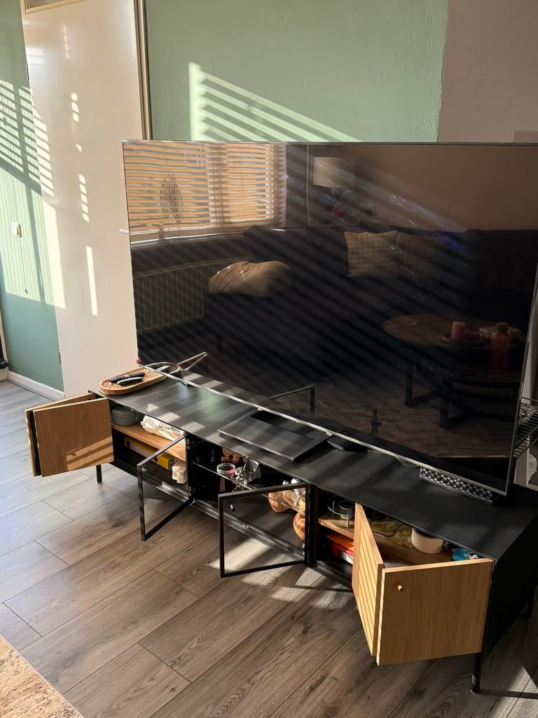 Zwart televisiemeubel met houten en glazen deurtjes, Gebruikt, 150 tot 200 cm, Ophalen of Verzenden, Minder dan 100 cm