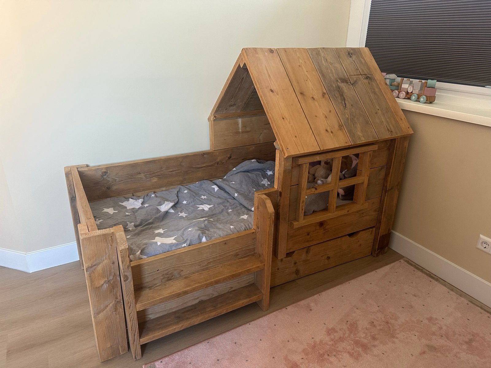 Houten peuterbed huisje, kledingkast en kinderbureau, Ophalen, Gebruikt, 160 tot 180 cm, 70 tot 85 cm