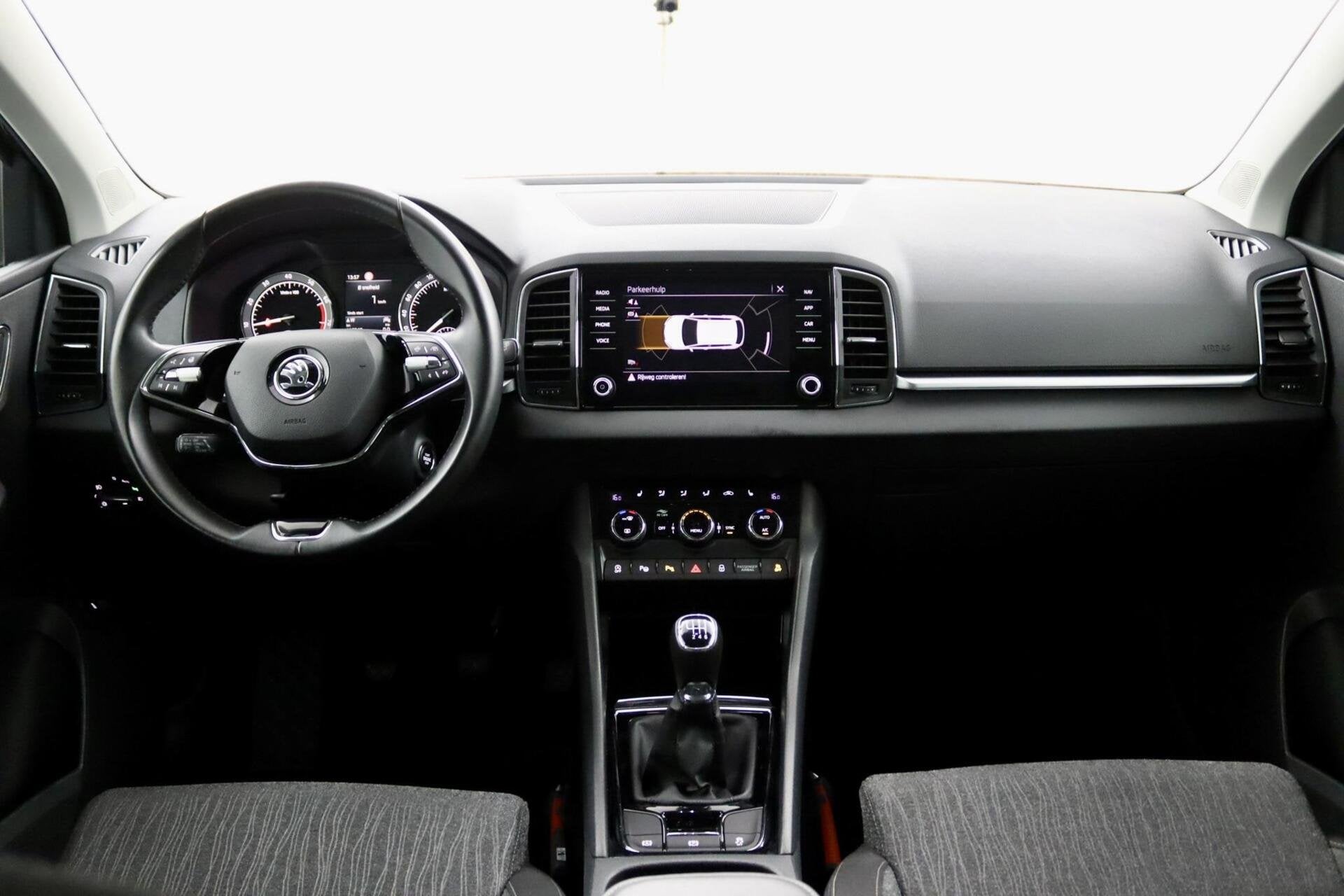 Skoda Karoq 1.0 TSI Business Edition Plus zwart, Auto's, Voorwielaandrijving, Gebruikt, Zwart, Handgeschakeld