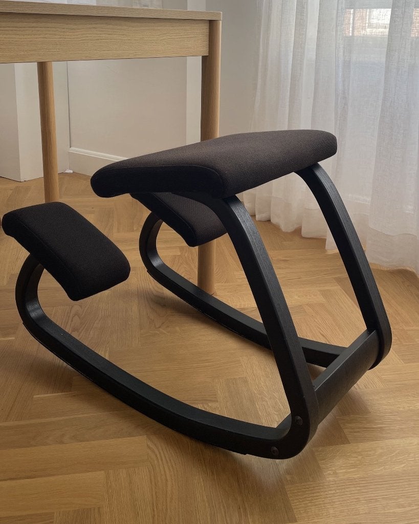 Varier Variable kniestoel, Huis en Inrichting, Stoelen, Gebruikt, Eén, Hout, Stof, Zwart, Ophalen