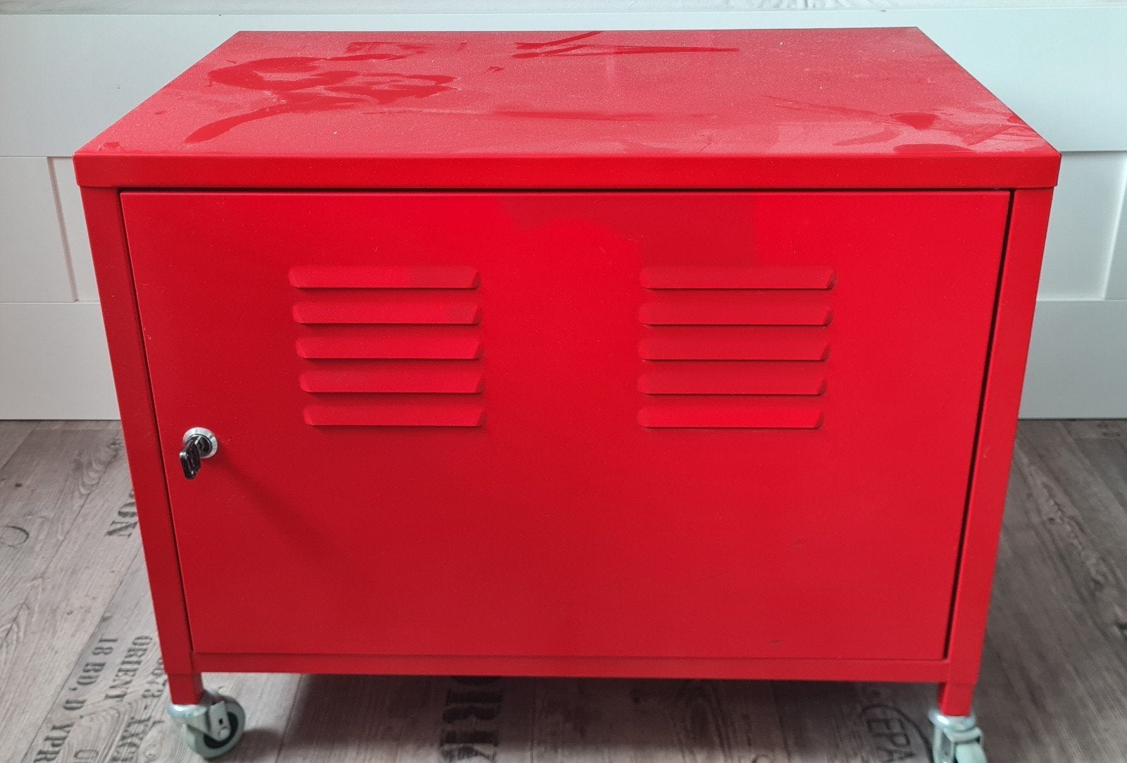 Rood metalen kastje op wielen - IKEA PS Lockerkast, Huis en Inrichting, Ophalen