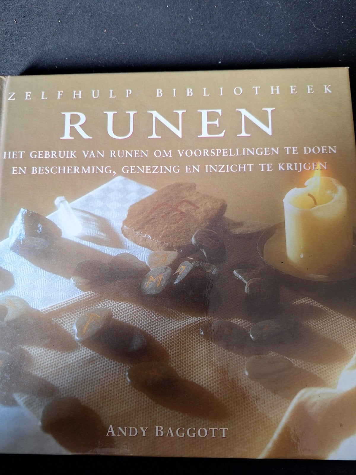 A. Baggott - Runen, Ophalen of Verzenden, Gelezen, A. Baggott