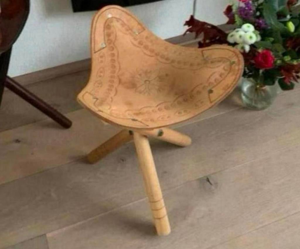 Vintage Hand made leder drie poot krukje, Ophalen of Verzenden, Zo goed als nieuw, Overige materialen