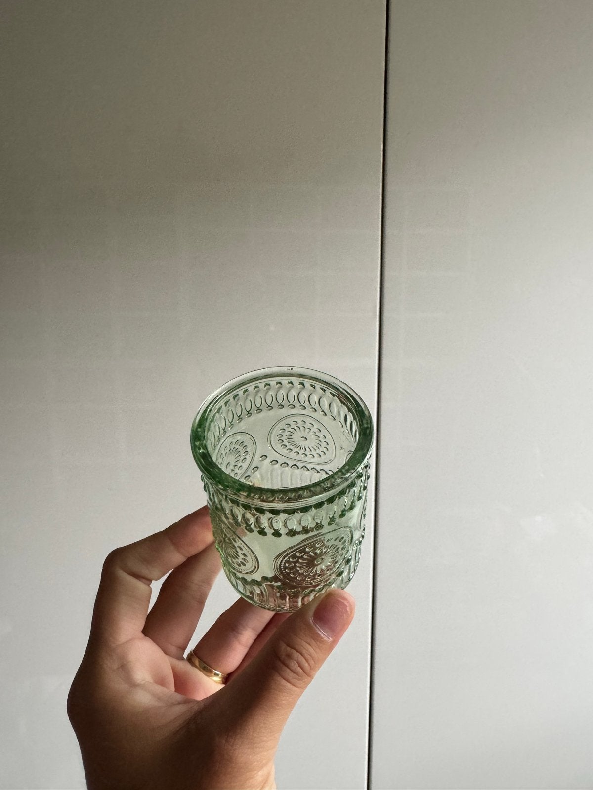 8 stuks Groen glazen vaasje / theelichtje met patroon, Huis en Inrichting, Woonaccessoires | Vazen, Ophalen, Met patroon/structuur
