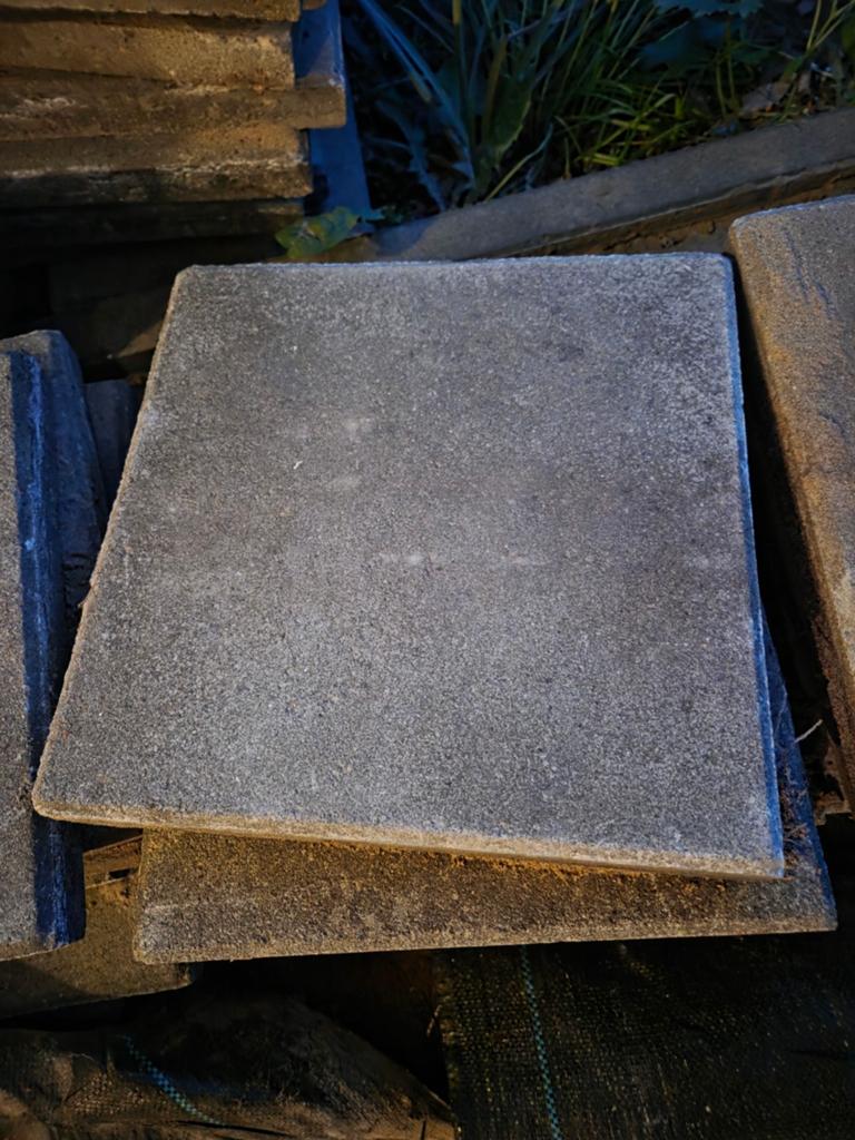 Circa 50 betontegels 30x30 cm, Ophalen, Gebruikt, Beton, Terrastegels