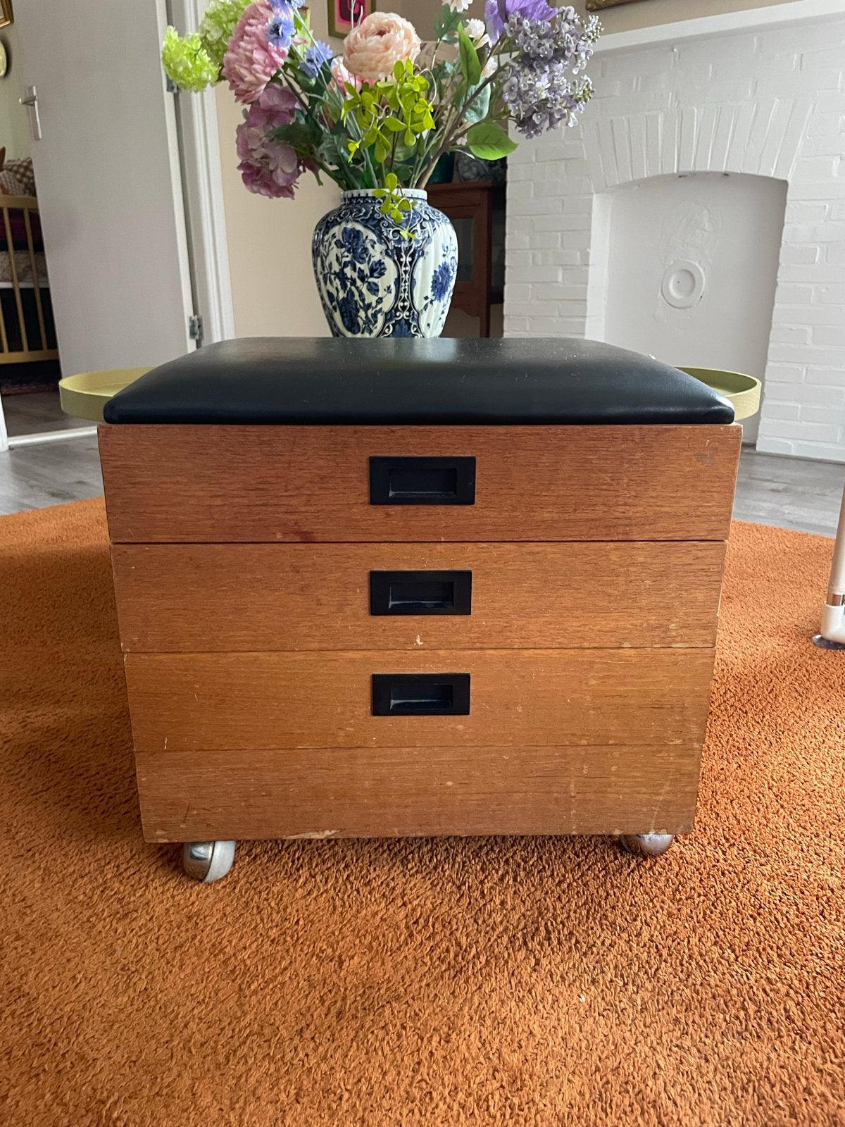 Vintage Teakhouten Poef met Lades en Zwart Kussen, Ophalen, Minder dan 50 cm, Gebruikt, Teakhout