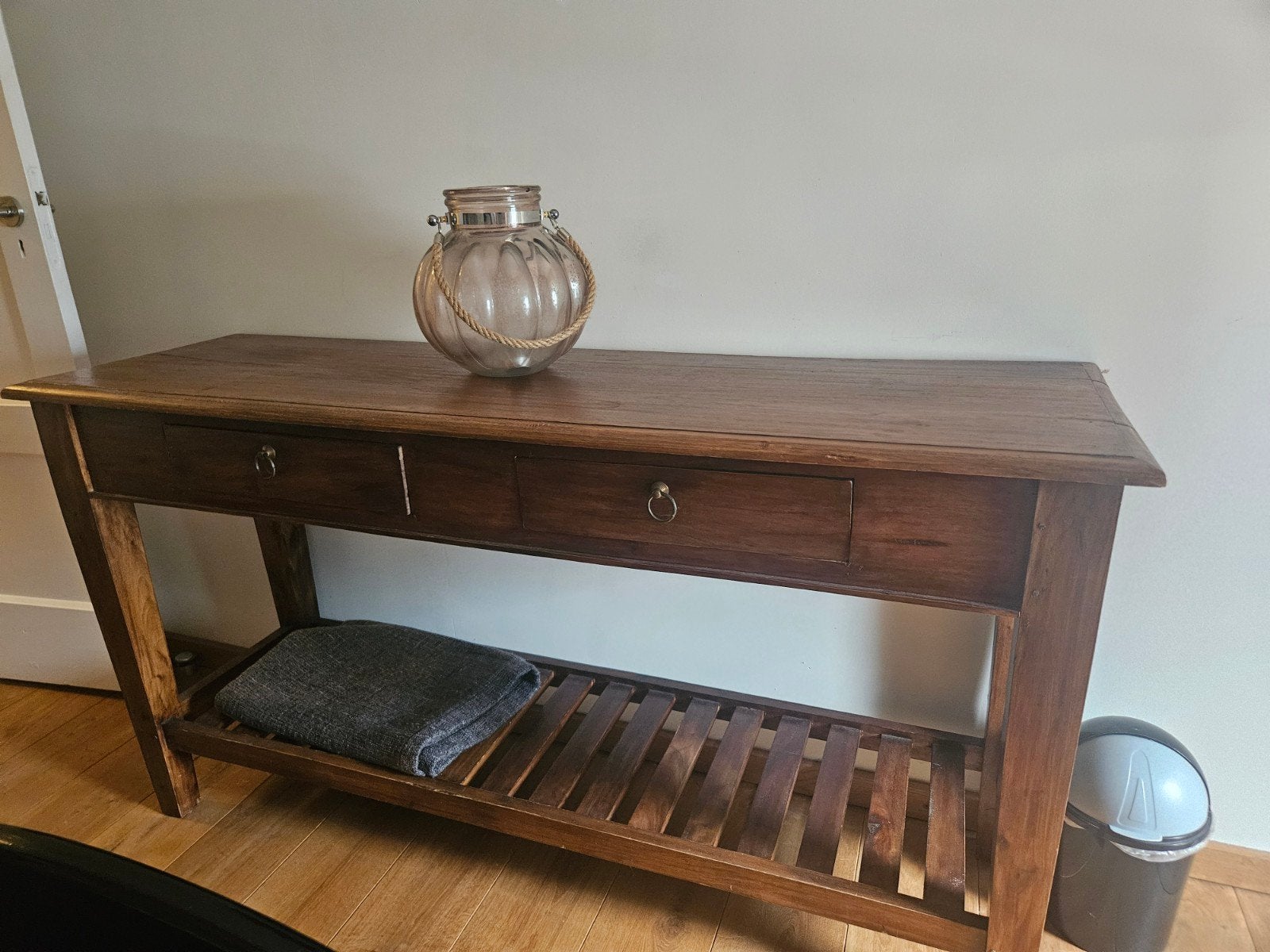 Stevige houten sidetable, Ophalen, 100 tot 150 cm, Zo goed als nieuw, 25 tot 50 cm