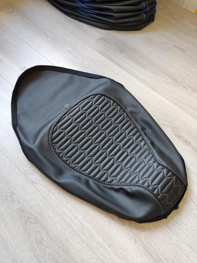 Zadelhoes / buddydek Piaggio Zip custom NIEUW, Fietsen en Brommers, Brommeronderdelen | Scooters, Info@jynkx.com, Nieuw, Ophalen of Verzenden