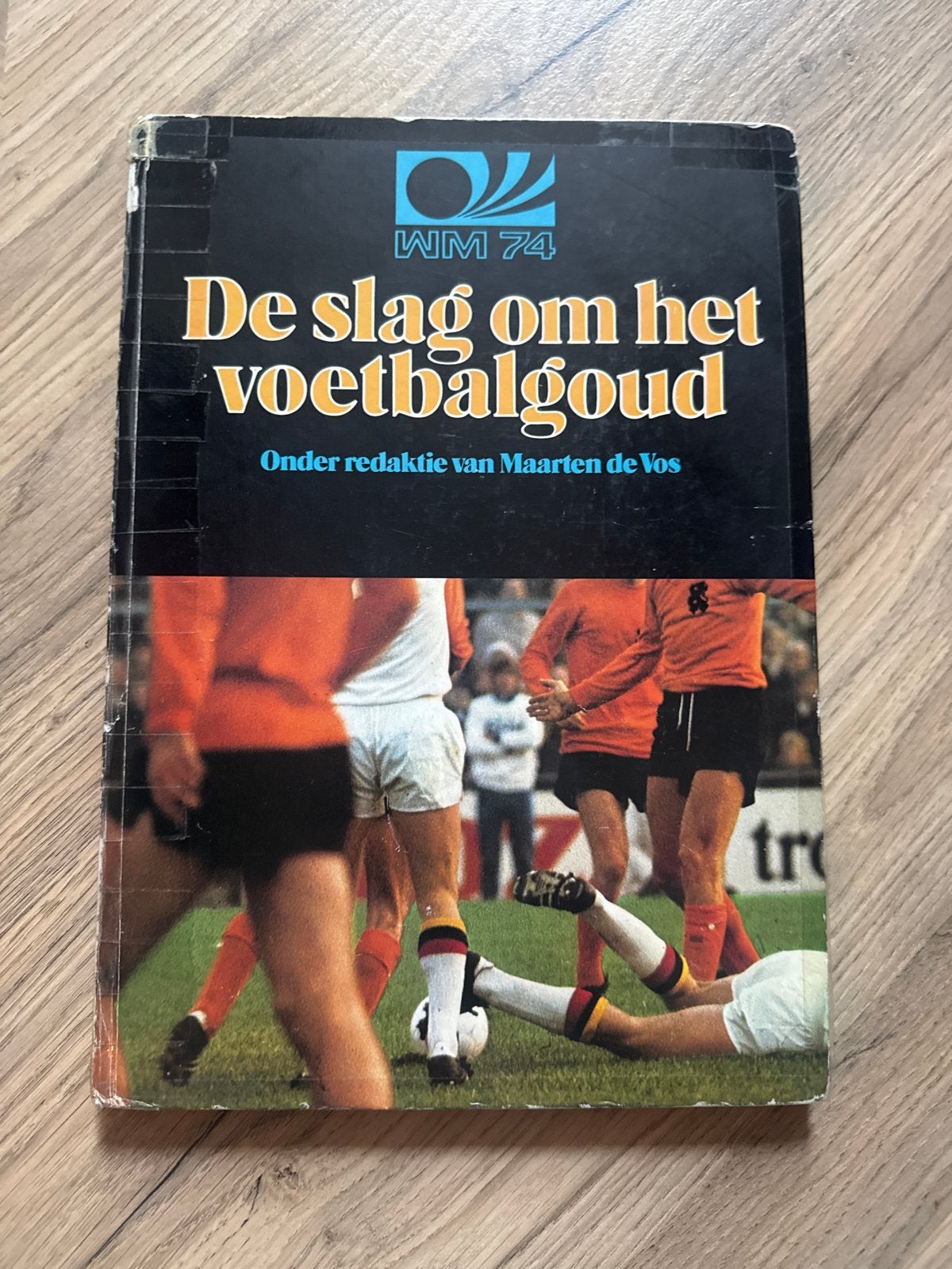 De slag om het voetbalgoud WM 74 - Maarten de Vos, Ophalen of Verzenden, Gelezen, Balsport