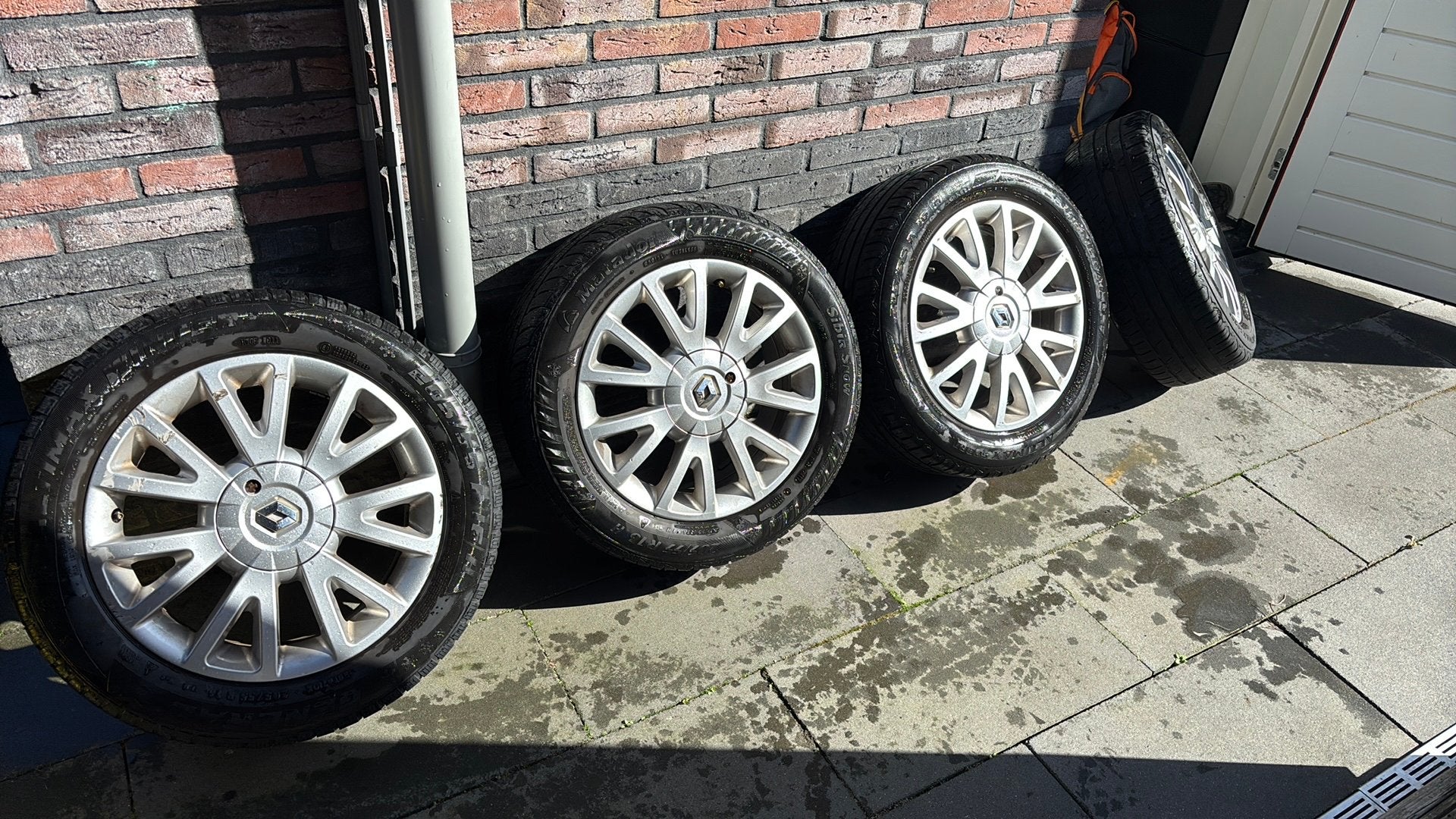 Set van 4 winterbanden op velg 205/55 R16, Auto-onderdelen, Ophalen, Gebruikt, 16 inch, Banden en Velgen