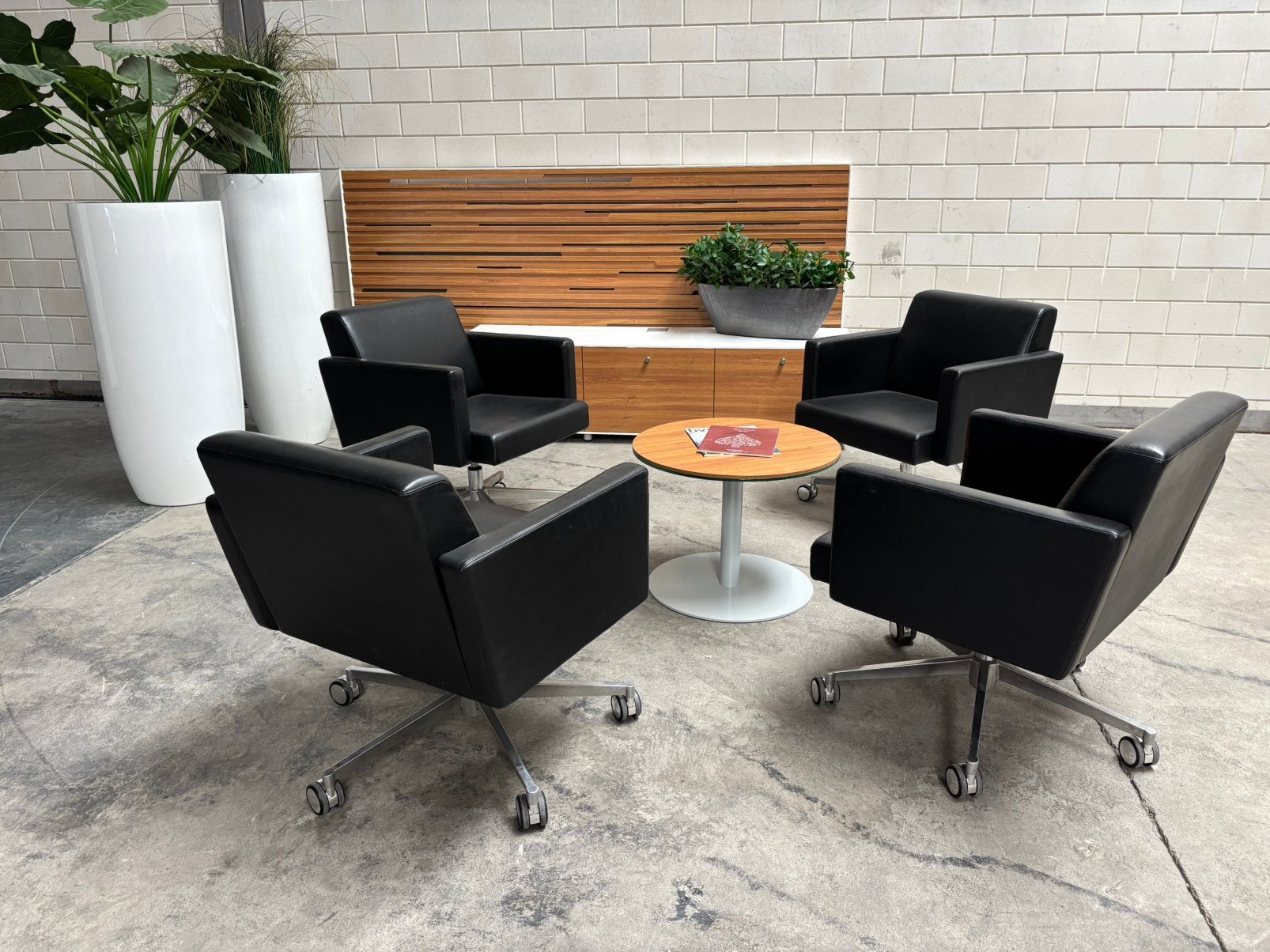 Luxe zithoek met 4 Poltrona Frau fauteuils, Ophalen of Verzenden, Zo goed als nieuw, Hout