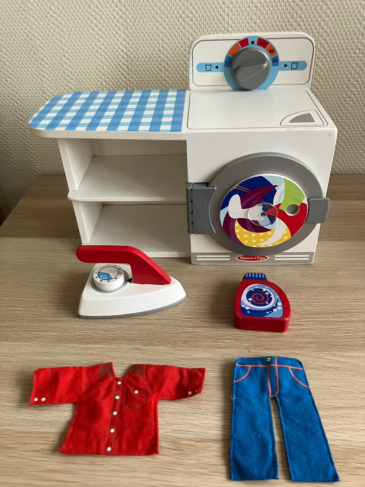 Melissa en Doug - houten wasmachine + strijkijzer, Kinderen en Baby's, Speelgoed | Houten speelgoed, Ophalen, Gebruikt, Meubelstuk of Keukentje