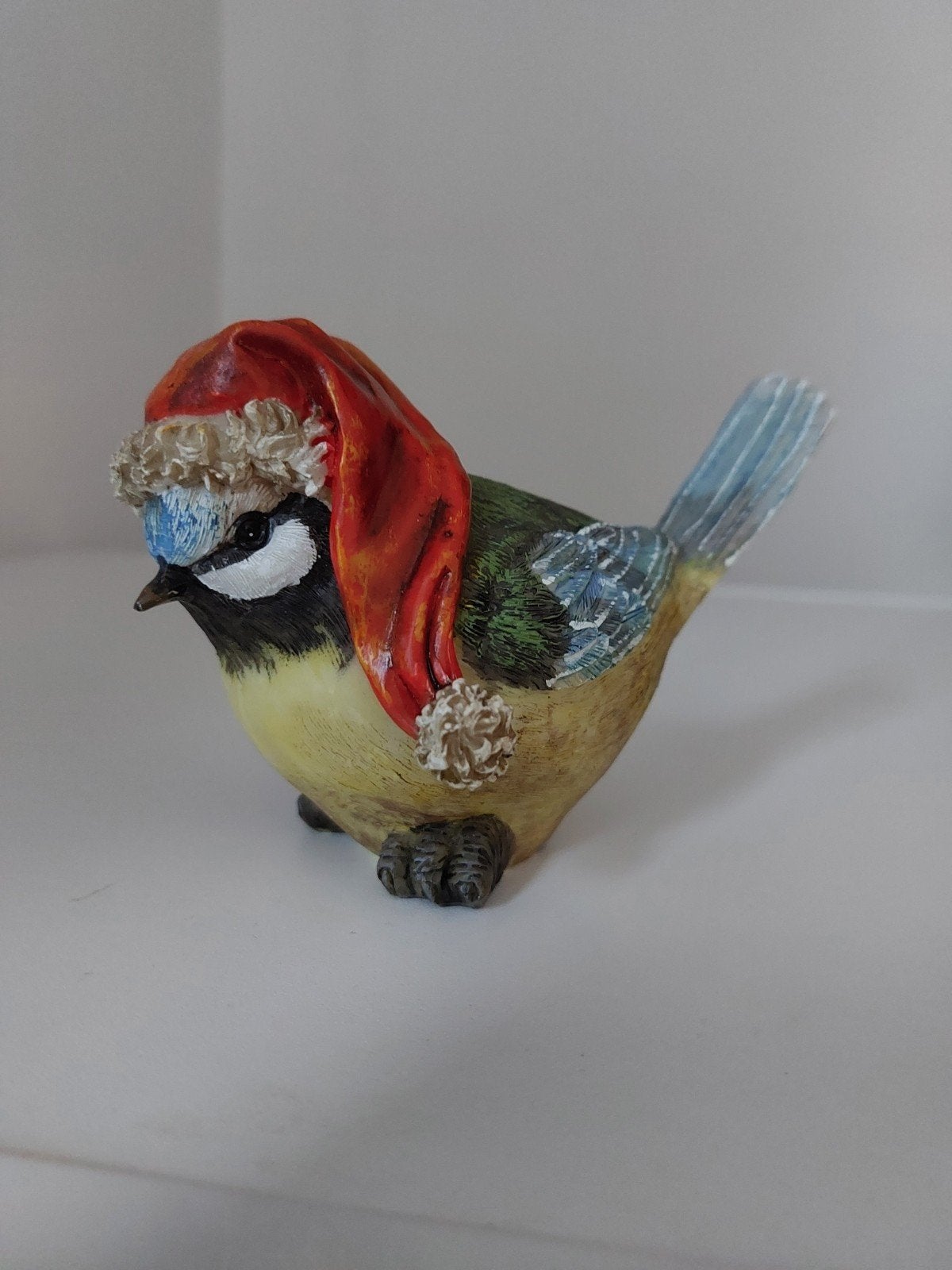 Pimpelmees met kerstmuts.