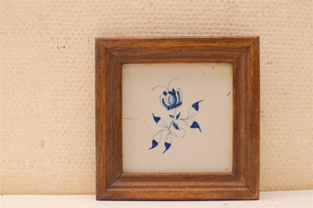 Wandtegel in houten lijstje met prent van een bloem 50635