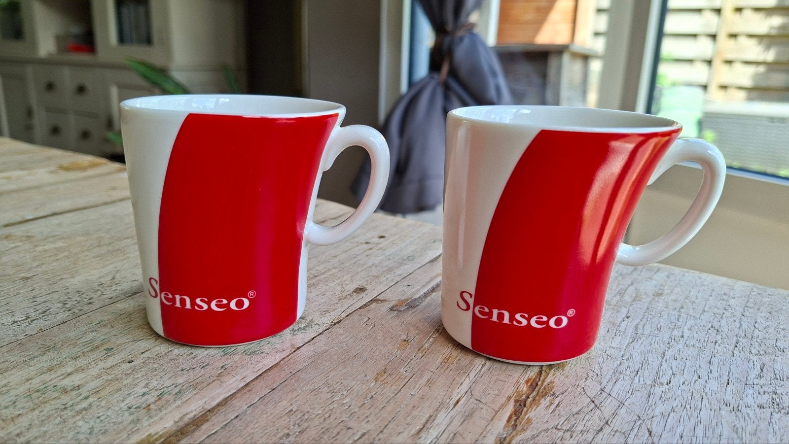 Set van 2 Originele Douwe Egberts Senseo Mokken – Rood/Wit, Ophalen of Verzenden, Steen/keramiek, Meerkleurig, Overige merken