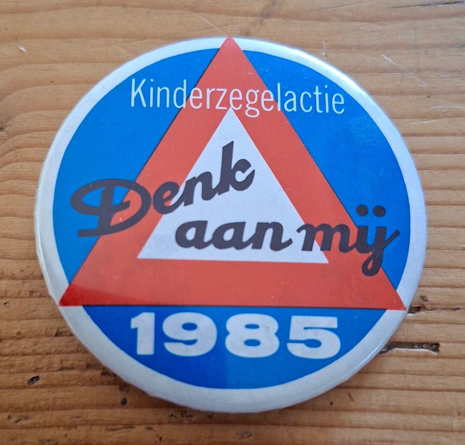 Button groot: 1985 kinderzegelactie : denk aan mij, Ophalen of Verzenden, Nieuw, Overige onderwerpen