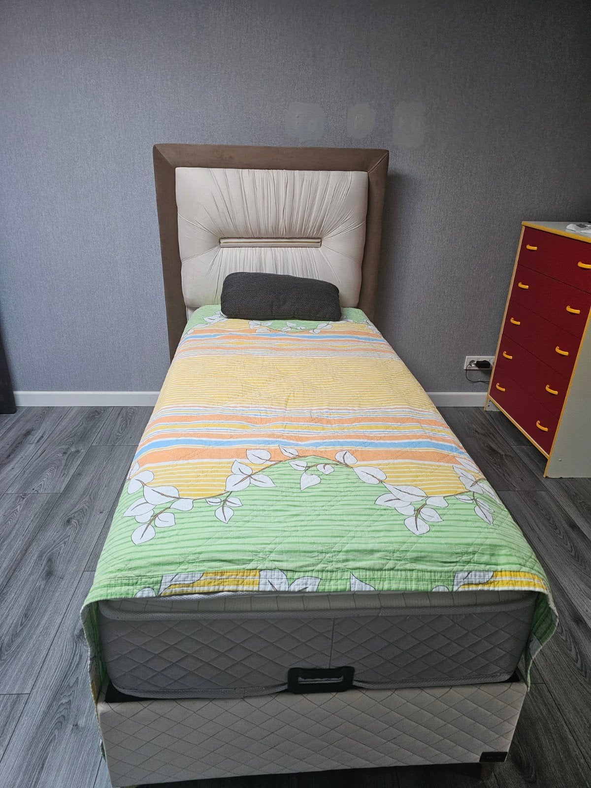 Eenpersoonsbed met opbergruimte en hoofdbord, Ophalen, Eenpersoons, Hout
