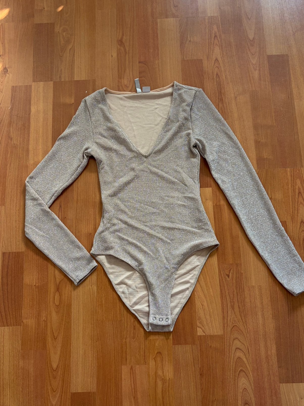 H&M Divided beige gouden glitter body mt S Nieuwstaat, Kleding | Dames, Tops, Maat 38/40 (M), Overige kleuren, Ophalen of Verzenden